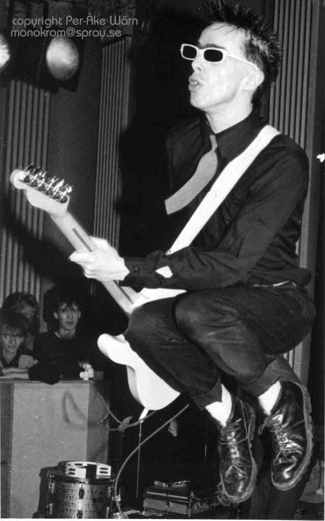 TOY DOLLS MONOKROM PHOTOS